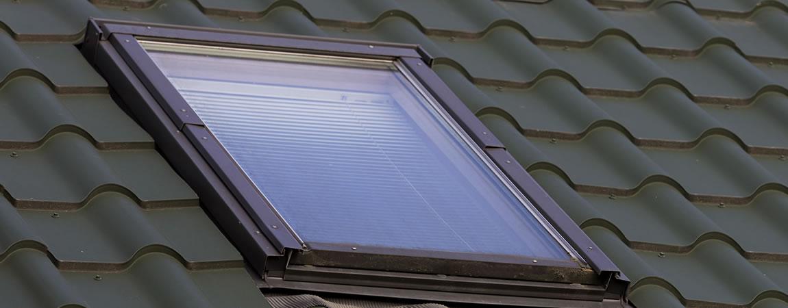 Pose de fenêtre de toit, velux